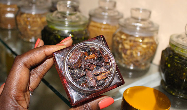 SAINT-LOUIS: ces astuces "coquettes" pour lutter contre le froid. SAINT-LOUIS: ces astuces "coquettes" pour lutter contre le froid.