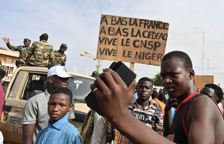 « À bas la France, à bas la Cedeao » : des milliers de manifestants pro putschistes rassemblés à Niamey « À bas la France, à bas la Cedeao » : des milliers de manifestants pro putschistes rassemblés à Niamey