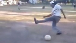 Est-ce le "footballeur" le plus maladroit du monde?