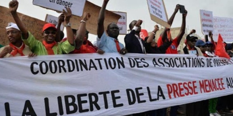 253 Sites, 48 Journaux et une vingtaine de « Télés »: Comment assainir le secteur des médias ? 253 Sites, 48 Journaux et une vingtaine de « Télés »: Comment assainir le secteur des médias ?