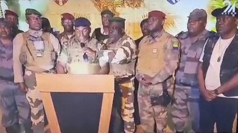 Parmi les militaires qui ont pris la parole à la télévision Gabon 24 ce 30 août, figurent des membres de la garde républicaine (GR), la garde prétorienne de la présidence (bérets verts), ainsi que des soldats de l'armée régulière et des policiers. © Capture d'écran Gabon 24/AFP Parmi les militaires qui ont pris la parole à la télévision Gabon 24 ce 30 août, figurent des membres de la garde républicaine (GR), la garde prétorienne de la présidence (bérets verts), ainsi que des soldats de l'armée régulière et des policiers. © Capture d'écran Gabon 24/AFP