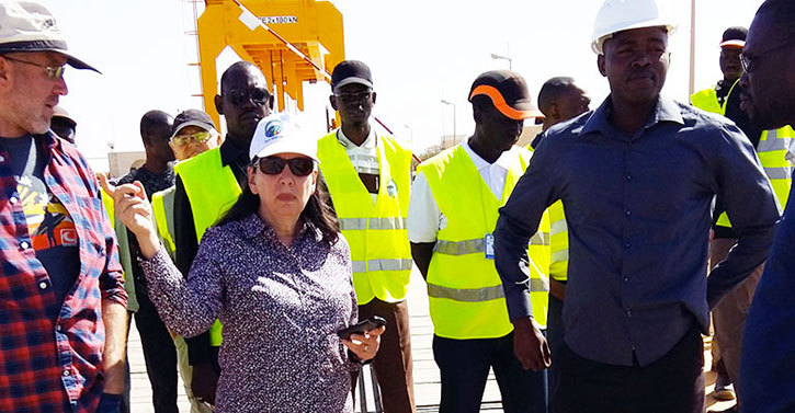 Mme Lee visitant le barrage de Diama