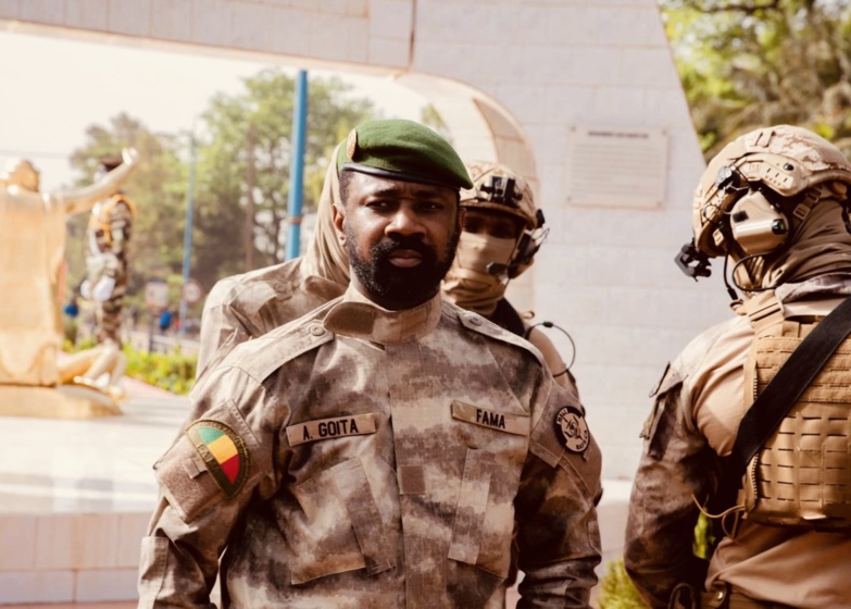 Mali: des groupes armés revendiquent la prise d'une ville clé après de violents combats Mali: des groupes armés revendiquent la prise d'une ville clé après de violents combats