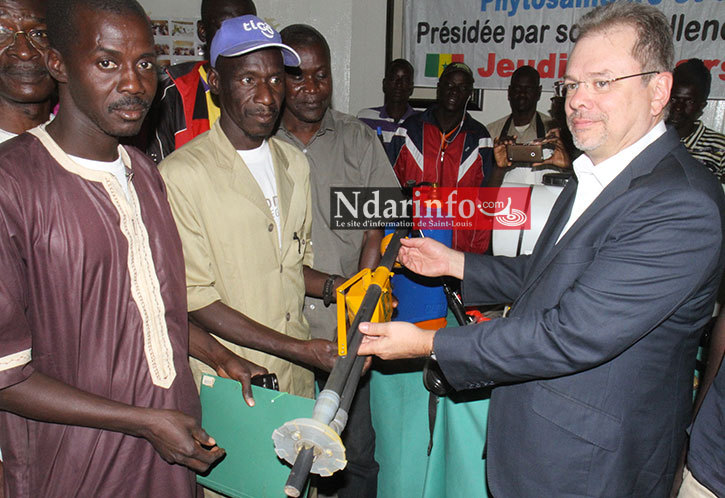 SEM Philippe BEAULNE remet symboliquement un matériel de Placement profond de l'urée (PPU) aux jeunes producteurs. SEM Philippe BEAULNE remet symboliquement un matériel de Placement profond de l'urée (PPU) aux jeunes producteurs.