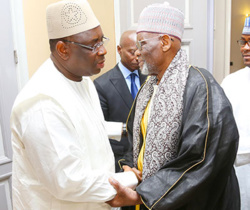Macky SALL a reçu le Khalife général de Médina Baye, El Hadj Cheikh Ahmed Tidiane Ibrahima Niasse. Macky SALL a reçu le Khalife général de Médina Baye, El Hadj Cheikh Ahmed Tidiane Ibrahima Niasse.