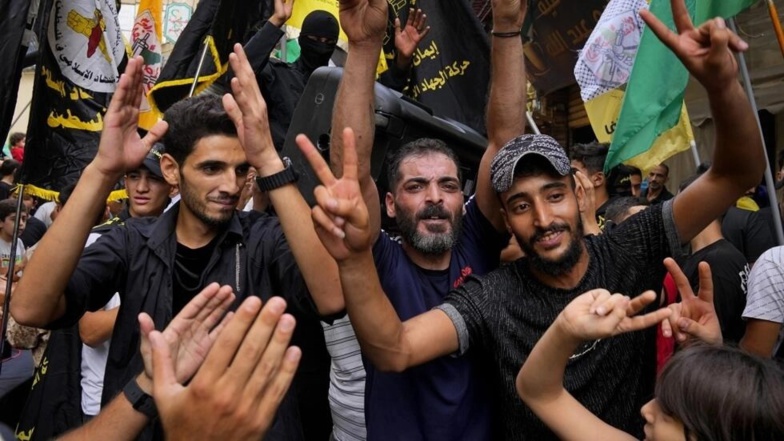 Dans le camp de réfugiés palestiniens de Bourj al-Barajneh, à Beyrouth au Liban, l'annonce de l'offensive du Hamas contre Israël a été accueillie avec des scènes de liesse, le 7 octobre 2023. AP - Bilal Hussein Dans le camp de réfugiés palestiniens de Bourj al-Barajneh, à Beyrouth au Liban, l'annonce de l'offensive du Hamas contre Israël a été accueillie avec des scènes de liesse, le 7 octobre 2023. AP - Bilal Hussein