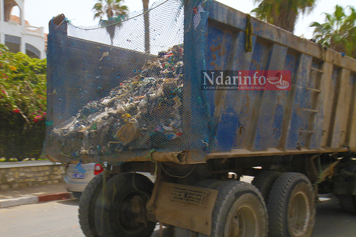 ARRÊT SUR IMAGES: ce camion de ramassage d'ordures ne se ferme pas!