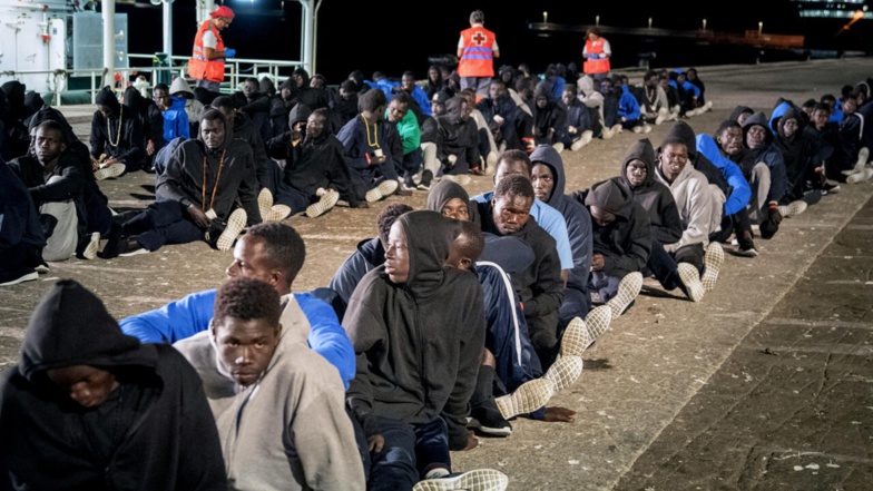 Des dizaines de bateaux transportant des migrants accostent aux Canaries Des dizaines de bateaux transportant des migrants accostent aux Canaries