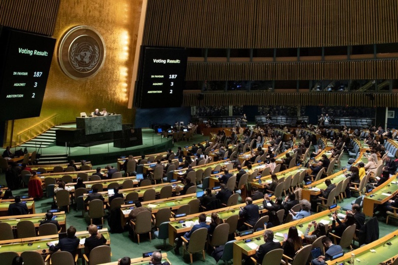 L'ONU vote en faveur de la levée de l'embargo américain sur Cuba ; les États-Unis et Israël s'y opposent