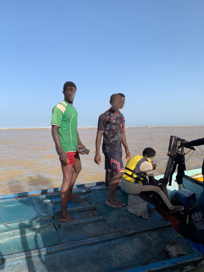 La marine sauve une pirogue en détresse au large de Saint-Louis