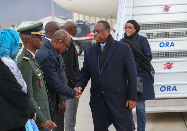 Forum sur la paix : Macky Sall et la Première dame sont arrivés en France (photos) Forum sur la paix : Macky Sall et la Première dame sont arrivés en France (photos)