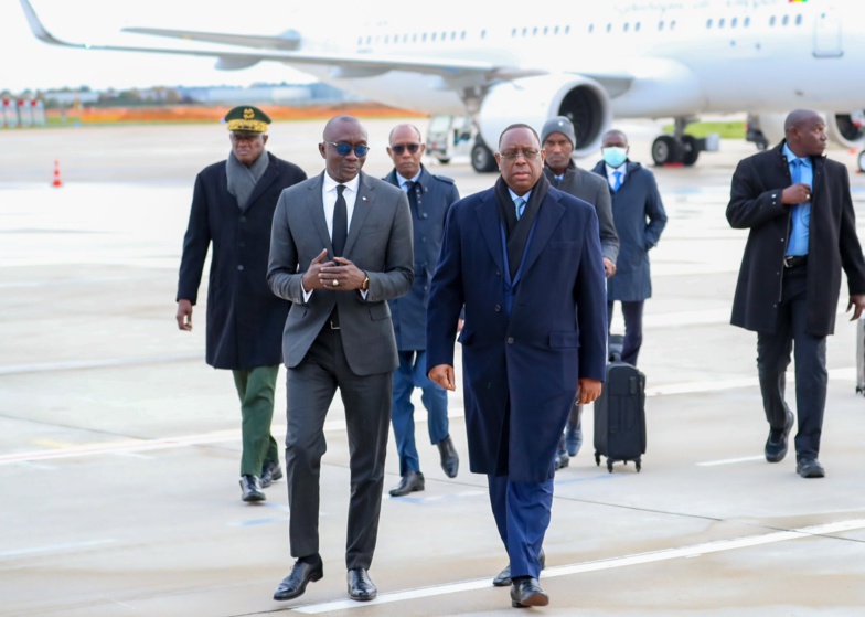 Forum sur la paix : Macky Sall et la Première dame sont arrivés en France (photos)