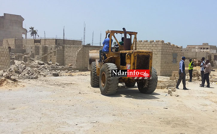 Démolition de constructions illégales à Darou, le 07 avril 2015