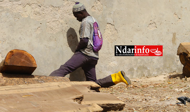 Ce dimanche 12 avril 2015 à 10h32 mn, un homme pisse sur le mur de Thiaka NDIAYE