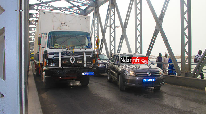 CALVAIRE SUR LE PONT : En panne, un camion frigo bloque la circulation.