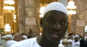 L’international Sénégalais Demba Ba offre 23 MILLIONS pour la réhabilitation de la mosquée de KOUSSANAR.