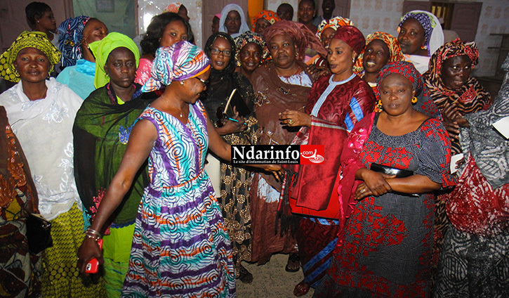 Binta FALL entourée de coordonatrices du réseau Binta FALL entourée de coordonatrices du réseau