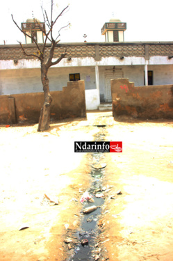 ASSAINISSEMENT : Puanteur et odeur infectes à l’entrée de la Mosquée Amath Thiama Diarra de LÉONA. ASSAINISSEMENT : Puanteur et odeur infectes à l’entrée de la Mosquée Amath Thiama Diarra de LÉONA.