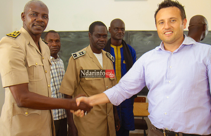 Poignée de mains entre Macodou SY et Massimo Castellucci dans une des nouvelles salles de classe du CEM de Ngnith