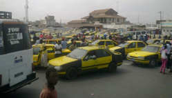 SAINT-LOUIS : protestations des taximans après la mise en circulation des bus. SAINT-LOUIS : protestations des taximans après la mise en circulation des bus.