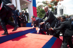 Humilié par les élèves et étudiants haïtiens, Hollande tremble et tombe sur le tapis rouge