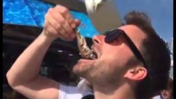 Un goéland lui vole son poisson en bouche