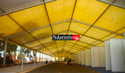 SAINT-LOUIS JAZZ 2015 innove: le podium délocalisé, la foire internationale renforcée, en cours d’installation sur la Place Faidherbe.