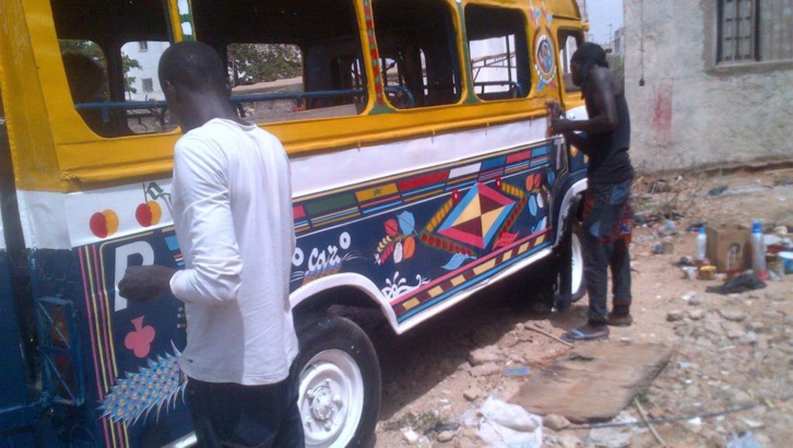 Sur le parking de la mairie de Liberté 3, à Dakar, un vieux car rapide en train d'être repeint.