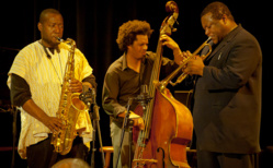 Le Wallace Roney Quintet parmi les têtes d'affiche du Festival de jazz de Saint-Louis. Le Wallace Roney Quintet parmi les têtes d'affiche du Festival de jazz de Saint-Louis.