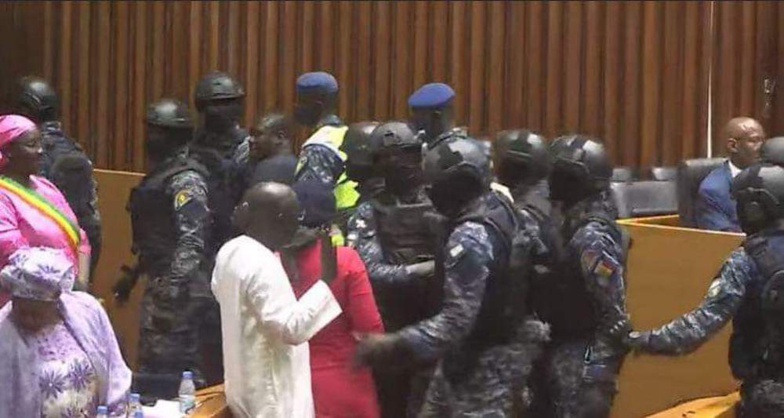 L'opposition évacuée : les députés de BBY votent la loi visant à repousser la présidentielle L'opposition évacuée : les députés de BBY votent la loi visant à repousser la présidentielle