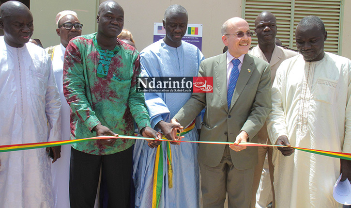 De gauche à droite : M. Waly Diouf, représentant du ministre de l'Agriculture et de l'Equipement rural; M. Mame Sidy Diop, maire de Richard Toll; M. l'ambassadeur James Zumwalt, le préfet de Dagana M. Moustapha Ndiaye et le secrétaire générale de la COO-SEN M.Ousseynou Ndiaye