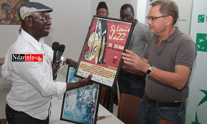 Me Ibrahima DIOP, le président de l'association Saint-Louis Jazz remet d'anciennes affiches à Pierre BEREGOVOY, le Dg de la BICIS.