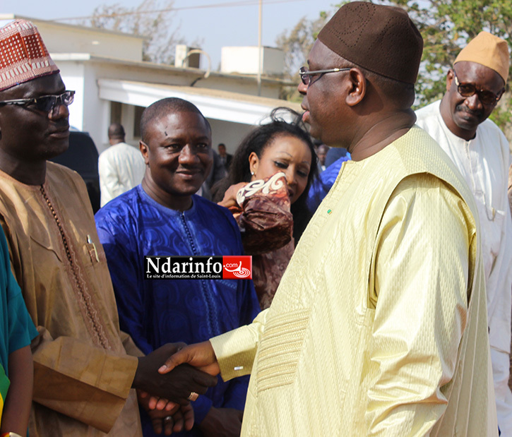 Poignée de mains entre le président Macky SALL et Ibrahima DIAO, à laéroport de Saint-Louis