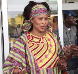 Me Aissata Tall Sall sur l'affaire Thione Seck : "J'aurai bien aimé que le Président soutienne davantage les artistes" Me Aissata Tall Sall sur l'affaire Thione Seck : "J'aurai bien aimé que le Président soutienne davantage les artistes"