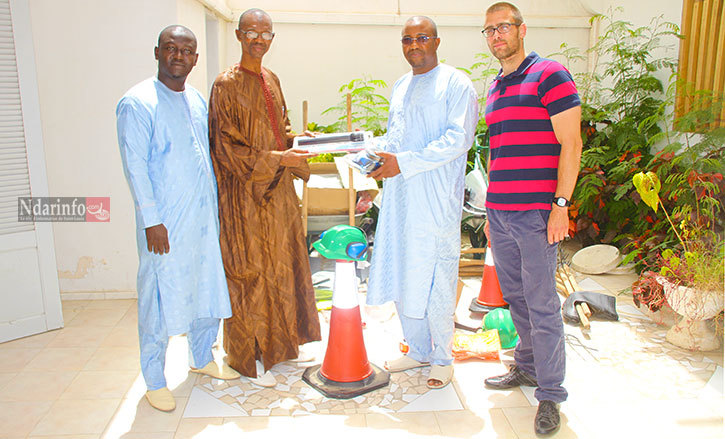 Remise symbolique entre l'adjoint au maire Balla GUEYE et le directeur de l'antenne de l'ONAS, en présence M. NDIAYE ET M. LAMOUREUX (GRET et CG27). Crédit photo: NdarInfo. Remise symbolique entre l'adjoint au maire Balla GUEYE et le directeur de l'antenne de l'ONAS, en présence M. NDIAYE ET M. LAMOUREUX (GRET et CG27). Crédit photo: NdarInfo.