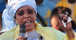Awa Diop, présidente du mouvement des femmes: " La dignité est en train de quitter le Pds" Awa Diop, présidente du mouvement des femmes: " La dignité est en train de quitter le Pds"