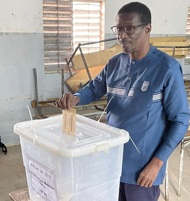 Vote du Professeur Mary Teuw NIANE : Ce fait étrange constaté ...