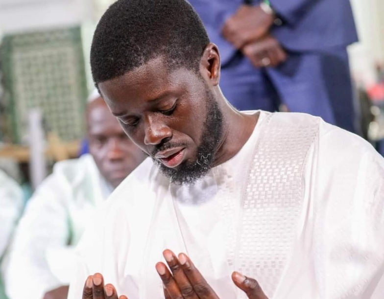 Le président Diomaye Faye sur la route de Tivaouane Le président Diomaye Faye sur la route de Tivaouane