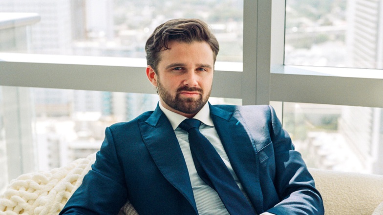 Jackson HINKLE, l'influenceur américain semeur de désinformation sur le Sénégal Jackson HINKLE, l'influenceur américain semeur de désinformation sur le Sénégal