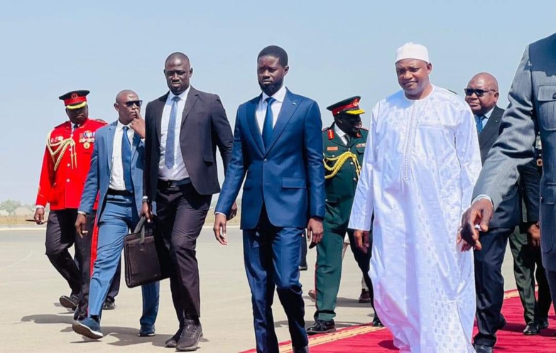 Les images de l'arrivée du président Bassirou Diomaye Faye en Gambie Les images de l'arrivée du président Bassirou Diomaye Faye en Gambie
