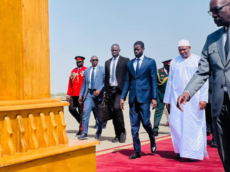 Les images de l'arrivée du président Bassirou Diomaye Faye en Gambie Les images de l'arrivée du président Bassirou Diomaye Faye en Gambie