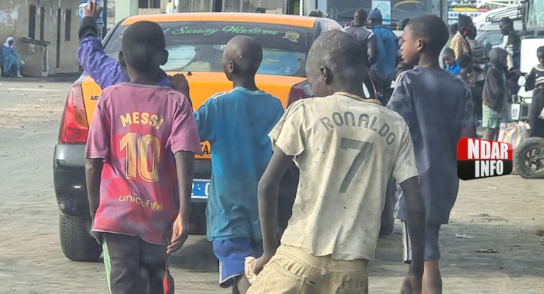 À la gare routière de Saint-Louis, il y a plus d’enfants errants que de voyageurs.