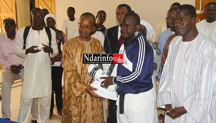 REMISE DE LOTS D'ÉQUIPEMENTS : le recteur Baydallaye KANE galvanise l'UNIVERSITÉ SPORTING CLUB de l'UGB.