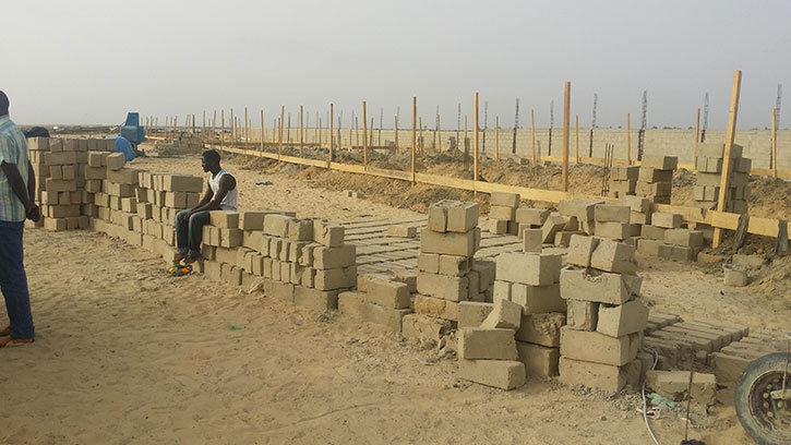 MODERNISATION DE LA PÊCHE : le Maire satisfait du bon déroulement des travaux du centre de transformation de Goxu Mbacc. MODERNISATION DE LA PÊCHE : le Maire satisfait du bon déroulement des travaux du centre de transformation de Goxu Mbacc.