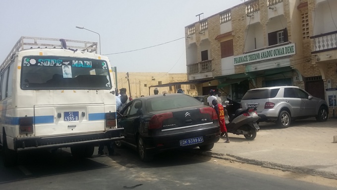 LEONA: deux véhicules se tamponnent. LEONA: deux véhicules se tamponnent.