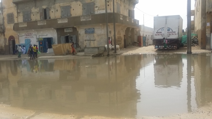 Urgent : Un grand canal d'eau éclate à Santhiaba.