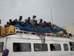 GRAVE ACCIDENT A NGALLELE : Un mini car heurte un camion semi-remorque.