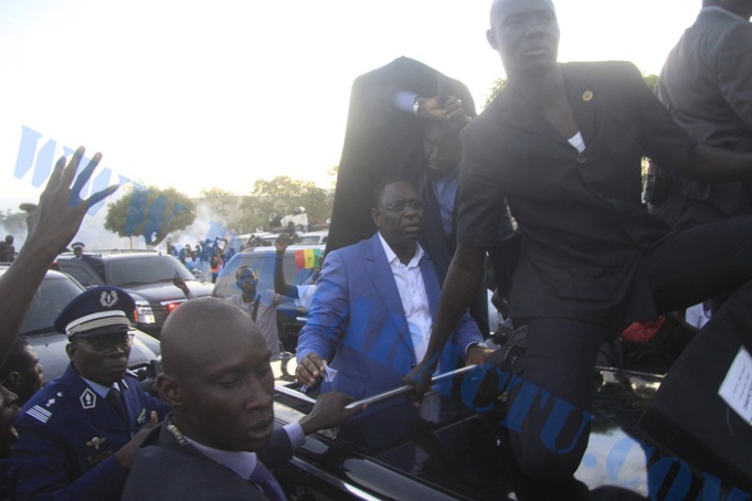 Jets de pierres à l’Ucad : Le président Macky Sall exfiltré par sa garde rapprochée, 5 étudiants arrêtés
