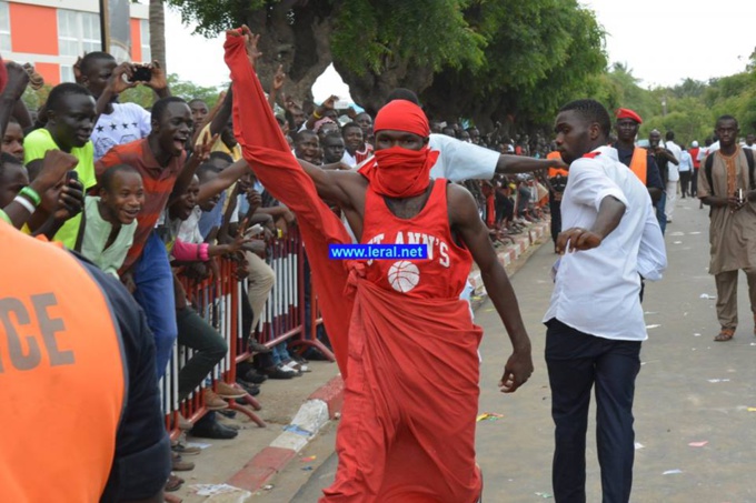 Jets de pierres à l’Ucad : Le président Macky Sall exfiltré par sa garde rapprochée, 5 étudiants arrêtés Jets de pierres à l’Ucad : Le président Macky Sall exfiltré par sa garde rapprochée, 5 étudiants arrêtés