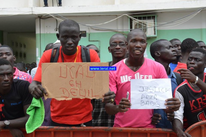 Jets de pierres à l’Ucad : Le président Macky Sall exfiltré par sa garde rapprochée, 5 étudiants arrêtés Jets de pierres à l’Ucad : Le président Macky Sall exfiltré par sa garde rapprochée, 5 étudiants arrêtés